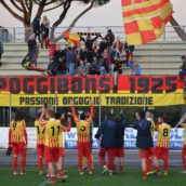 Tifoso, esultando per il gol, rimane impigliato nella recinzione e perde un dito Tifoso, esultando per il gol, rimane impigliato nella recinzione e perde un dito