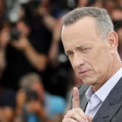 Tom Hanks: fan preoccupati per un tremore alla mano destra Tom Hanks: fan preoccupati per un tremore alla mano destra