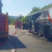 Paura sull’A16, autobus in fiamme: intervengono i Vigili del Fuoco