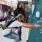 20 squat in 2 minuti per un biglietto del bus gratis: la curiosa iniziativa di questa città 20 squat in 2 minuti per un biglietto del bus gratis: la curiosa iniziativa di questa città