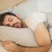 Perché invecchiando si dorme male e poco? Perché invecchiando si dorme male e poco?