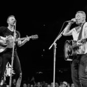 Bruce Springsteen a sorpresa sul palco dei Coldplay in New Jersey Bruce Springsteen a sorpresa sul palco dei Coldplay in New Jersey