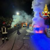 Auto in fiamme nella notte a Sirignano: intervento dei Vigili del Fuoco