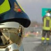 Auto prende fuoco dopo incidente, autista estratto da altri automobilisti in transito Auto prende fuoco dopo incidente, autista estratto da altri automobilisti in transito
