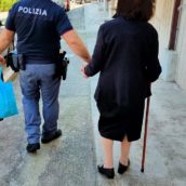 Anziana sola chiede aiuto alla Polizia che le fa la spesa e le paga le bollette scadute Anziana sola chiede aiuto alla Polizia che le fa la spesa e le paga le bollette scadute