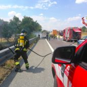 Mirabella Eclano, furgone in fiamme sulla A16