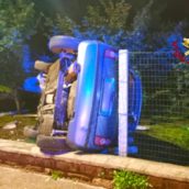 Forino, auto sbanda e si ribalta: paura per due ragazze Forino, auto sbanda e si ribalta: paura per due ragazze