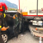 Incidente stradale sulla Fondo Valle Sele, scontro tra auto e camion Incidente stradale sulla Fondo Valle Sele, scontro tra auto e camion