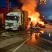 Savignano Irpino, in fiamme autotreno che trasportava balle di fieno Savignano Irpino, in fiamme autotreno che trasportava balle di fieno