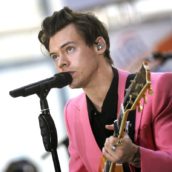 Harry Styles cupido speciale della proposta di nozze al concerto di Lisbona Harry Styles cupido speciale della proposta di nozze al concerto di Lisbona