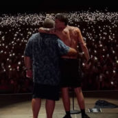 Blanco invita il padre sul palco e commuove i fan a Roma: “Mi dovevo far perdonare tante cose” Blanco invita il padre sul palco e commuove i fan a Roma: “Mi dovevo far perdonare tante cose”