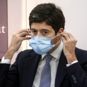 Mascherine ancora per un mese negli ospedali e Rsa: attesa l’ordinanza di proroga di Speranza Mascherine ancora per un mese negli ospedali e Rsa: attesa l’ordinanza di proroga di Speranza