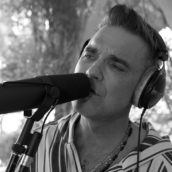 Robbie Williams batte un nuovo record e supera Elvis Presley