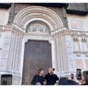 A sorpresa Gianni Morandi canta Dalla in piazza Maggiore a Bologna, accompagnato da Claudio Santamaria