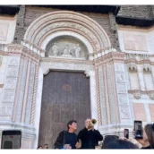 A sorpresa Gianni Morandi canta Dalla in piazza Maggiore a Bologna, accompagnato da Claudio Santamaria A sorpresa Gianni Morandi canta Dalla in piazza Maggiore a Bologna, accompagnato da Claudio Santamaria
