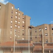 Benevento, violenza in carcere: detenuto minaccia Comandante e agenti con un coltello
