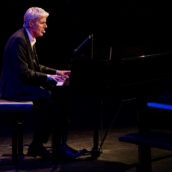 Claudio Baglioni: a grande richiesta “Dodici Note Solo Bis” si arricchisce di 8 nuove date Claudio Baglioni: a grande richiesta “Dodici Note Solo Bis” si arricchisce di 8 nuove date
