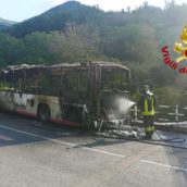 Monteforte Irpino, autobus in fiamme: due squadre di pompieri per spegnere l’incendio Monteforte Irpino, autobus in fiamme: due squadre di pompieri per spegnere l’incendio