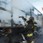 Venticano, in fiamme autocarro che trasportava sanitari: illeso il conducente Venticano, in fiamme autocarro che trasportava sanitari: illeso il conducente
