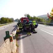 Auto sbanda e finisce contro guard rail, ferito conducente Auto sbanda e finisce contro guard rail, ferito conducente