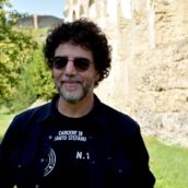 Max Gazzè reinterpreta i Pink Floyd a Pompei in un concerto immersivo Max Gazzè reinterpreta i Pink Floyd a Pompei in un concerto immersivo