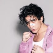 Tananai annuncia il nuovo singolo “Abissale” con una performance curiosa Tananai annuncia il nuovo singolo “Abissale” con una performance curiosa