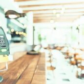 Vanno a cena in un ristorante lussuoso in 14 e ricevono un conto di 160.000€ Vanno a cena in un ristorante lussuoso in 14 e ricevono un conto di 160.000€