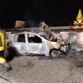 Incidente sulla A16, auto sbanda e finisce contro il guard rail: due feriti Incidente sulla A16, auto sbanda e finisce contro il guard rail: due feriti