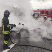Auto finisce contro il guard rail e prende fuoco, paura per gli occupanti Auto finisce contro il guard rail e prende fuoco, paura per gli occupanti