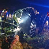 Frigento, auto sbanda, si ribalta e finisce contro un palo di cemento: due feriti Frigento, auto sbanda, si ribalta e finisce contro un palo di cemento: due feriti