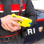 Fragneto Monforte, minaccia i carabinieri con un coltello: bloccato con l’utilizzo del taser Fragneto Monforte, minaccia i carabinieri con un coltello: bloccato con l’utilizzo del taser