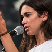 Salta l’esibizione di Dua Lipa ai mondiali in Qatar Salta l’esibizione di Dua Lipa ai mondiali in Qatar