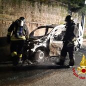 Auto in fiamme a Solofra: intervengono i Vigili del Fuoco
