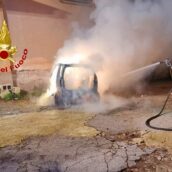 Auto in fiamme a Solofra: caschi rossi in azione Auto in fiamme a Solofra: caschi rossi in azione