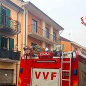 Lioni, abitazione in fiamme: famiglia resta bloccata al terzo piano