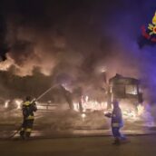 Ariano Irpino, tir in fiamme: caschi rossi in azione Ariano Irpino, tir in fiamme: caschi rossi in azione