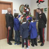 Montecalvo Irpino, gli alunni della scuola elementare e media addobbano “l’albero della legalità” allestito nella caserma dei Carabinieri