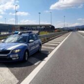 Tenta il suicidio mentre è in viaggio: giovane donna salvata dalla Polizia stradale Tenta il suicidio mentre è in viaggio: giovane donna salvata dalla Polizia stradale