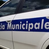 Rubano tutto dall’auto dei vigili mentre gli agenti sono al bar Rubano tutto dall’auto dei vigili mentre gli agenti sono al bar
