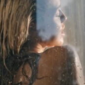 Miley Cyrus in topless sotto la doccia per il nuovo singolo Miley Cyrus in topless sotto la doccia per il nuovo singolo