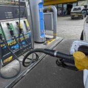 Ruba il pieno di benzina, ma ha la macchina diesel: auto rotta e manette per lui Ruba il pieno di benzina, ma ha la macchina diesel: auto rotta e manette per lui