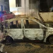 Domicella, due auto in fiamme nella notte: indagano i Carabinieri Domicella, due auto in fiamme nella notte: indagano i Carabinieri