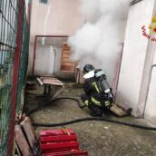Incendio a Lioni, famiglia messa in salvo Incendio a Lioni, famiglia messa in salvo