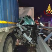 Scontro tra camion sulla A16: autista incastrato tra le lamiere Scontro tra camion sulla A16: autista incastrato tra le lamiere