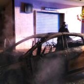 Auto in transito avvolta dalle fiamme, intervengono i Vigili del Fuoco Auto in transito avvolta dalle fiamme, intervengono i Vigili del Fuoco