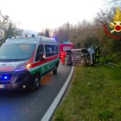Auto con tre persone anziane si ribalta, per occupanti solo tanta paura Auto con tre persone anziane si ribalta, per occupanti solo tanta paura