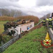 Raccordo Avellino-Salerno, autotreno si ribalta e finisce nella scarpata: illeso il conducente Raccordo Avellino-Salerno, autotreno si ribalta e finisce nella scarpata: illeso il conducente