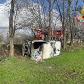 Cervinara, finisce fuori strada furgoncino raccolta rifiuti Cervinara, finisce fuori strada furgoncino raccolta rifiuti