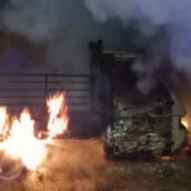 Ape car in fiamme, intervengono i Vigili del Fuoco Ape car in fiamme, intervengono i Vigili del Fuoco