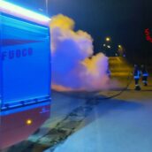 Due auto in fiamme nella notte: doppio intervento dei Vigili del Fuoco Due auto in fiamme nella notte: doppio intervento dei Vigili del Fuoco